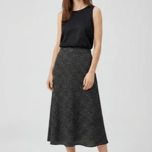 Saia Midi com Recorte nas Costas Preto