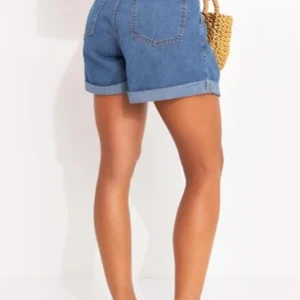 Short Clochard Jeans com Barra Dobrada